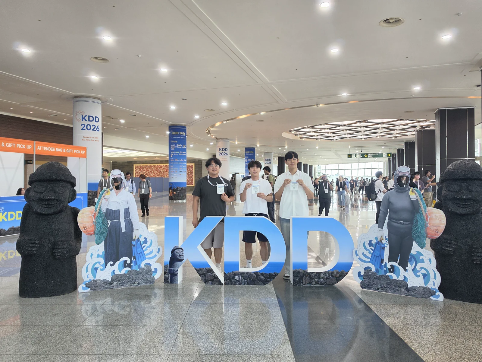 KDD 2026에 참가한 이웅희, 유동완, 주윤영
